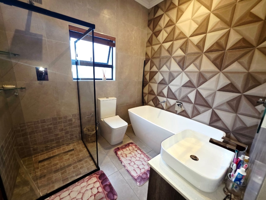 6 Bedroom Property for Sale in Sandown Western Cape